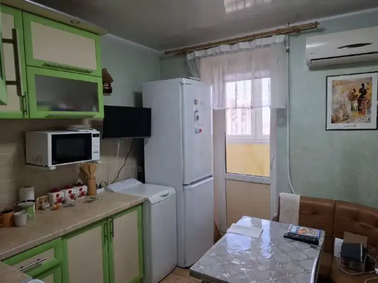 Луганск. Артемовский район,
Кв. Героев сталинграда
Продам 2х комнатную квартиру 11/12 эт. Кирпичного дома, не угловая и очень тёплая. Общая площадь 48 кв. М, комнаты изолированные, кухня 7,5 кв. М, коридор 6,9 кв. М. Квартира в хорошем состоянии, окна м/пл, столярка дерево, совмещённый с/у в плитке. С кухни выход на балкон, большая лоджия на две комнаты, везде пластиковые рамы, новая входная дверь. Имеется кондиционер, бойлер, мебель остаётся. Документы готовы. Смс не читаю. Звоните. Цена 5 500 000 рублей
Телефон +7 959 127 85 63 (мах) +38 099 069 41 13 телеграмм николай - фотография - 6