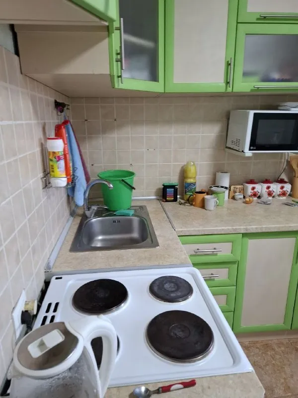 Луганск. Артемовский район,
Кв. Героев сталинграда
Продам 2х комнатную квартиру 11/12 эт. Кирпичного дома, не угловая и очень тёплая. Общая площадь 48 кв. М, комнаты изолированные, кухня 7,5 кв. М, коридор 6,9 кв. М. Квартира в хорошем состоянии, окна м/пл, столярка дерево, совмещённый с/у в плитке. С кухни выход на балкон, большая лоджия на две комнаты, везде пластиковые рамы, новая входная дверь. Имеется кондиционер, бойлер, мебель остаётся. Документы готовы. Смс не читаю. Звоните. Цена 5 500 000 рублей
Телефон +7 959 127 85 63 (мах) +38 099 069 41 13 телеграмм николай - фотография - 7