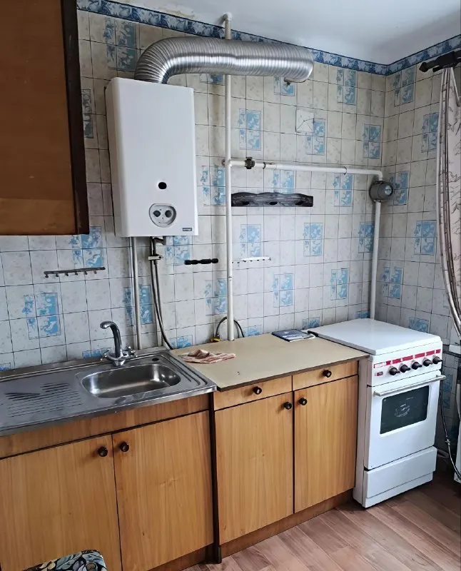 Продается двухкомнатная квартира с хорошей геолокацией в городе стаханове. 📍
📋 Основные характеристики:
💰 Цена: 1,1 млн ₽
🏢 Этаж: 2 из 3
📐 Общая площадь: 45 кв. М
🔥 Отопление и гвс: индивидуальное газовое (установлены котел и колонка)
🪟 Окна и балкон: металлопластиковые окна и балконный блок
🚽 Санузел: совмещенный, заменены водяные и канализационные трубы
🛠 Состояние: жилое, требуется косметический ремонт (переклейка обоев) - фотография - 5
