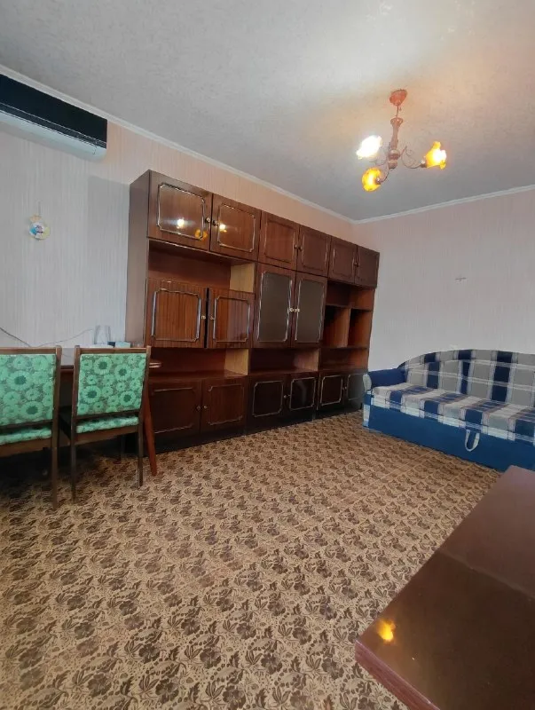 Продается 2-х комнатная квартира в центре луганска, площадью 42,2 кв м р-н городок щорса. 2 жилые изолированные комнаты. Хорошая планировка. Общая площадь 42,2 кв. М, жилая 24,8 кв. М. Санузел совмещенный. Холодная и горячая вода (газовая колонка). Этаж 4 из 5. В шаговой доступности детский сад и школа. Хорошая транспортная развязка. Рядом парк после реконструкции. Магазины, аптеки все рядом. “спар” у входа в подъезд. В шаговой доступности театр “на оборонной” (бывший “украинский драматический театр”), стадион “авангард”, ярмарочная площадь, бассейн “юность”. Продается со всей мебелью и техникой (кондиционер, холодильник, стиральная машина). Есть балкон. Окна выходят во внутренний двор. Тихий спальный район, идеален для спокойной семейной жизни.

Все документы готовы к сделке!

Продажа от собственника!

Цена : 4500000

Тел. +7 959 138-32-86 (max)
+7 938 156-44-75 - фотография - 2