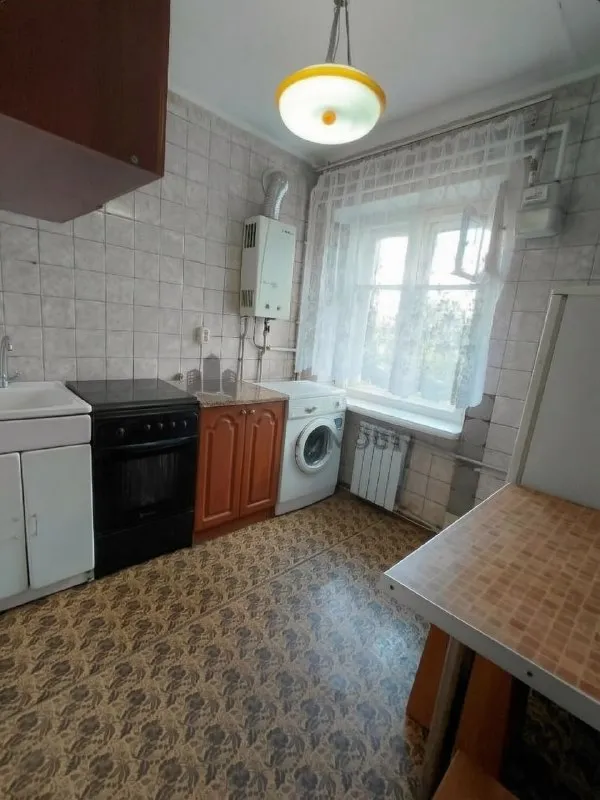 Продается 2-х комнатная квартира в центре луганска, площадью 42,2 кв м р-н городок щорса. 2 жилые изолированные комнаты. Хорошая планировка. Общая площадь 42,2 кв. М, жилая 24,8 кв. М. Санузел совмещенный. Холодная и горячая вода (газовая колонка). Этаж 4 из 5. В шаговой доступности детский сад и школа. Хорошая транспортная развязка. Рядом парк после реконструкции. Магазины, аптеки все рядом. “спар” у входа в подъезд. В шаговой доступности театр “на оборонной” (бывший “украинский драматический театр”), стадион “авангард”, ярмарочная площадь, бассейн “юность”. Продается со всей мебелью и техникой (кондиционер, холодильник, стиральная машина). Есть балкон. Окна выходят во внутренний двор. Тихий спальный район, идеален для спокойной семейной жизни.

Все документы готовы к сделке!

Продажа от собственника!

Цена : 4500000

Тел. +7 959 138-32-86 (max)
+7 938 156-44-75 - фотография - 5
