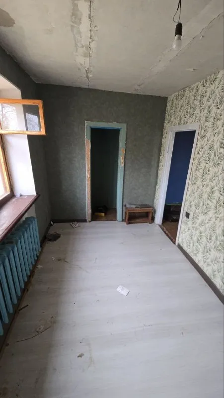 Продам 2-х ком. Квартиру возле парка щорса и тц аврора
Луганск, кв. Шевченко

Этаж - 2/5
Площадь - 46 м2
Теплый кирпичный дом, квартира не угловая

- Планировка без изменений
- Все документы готовы к сделке
- Стояки, канализация, отопление - пластик
- Есть бойлер
- Хозяин лично будет на сделке

Рядом супермаркет спар, парк щорса, детские сады и школы, тц аврора, продуктовый рынок, много магазинов, кофейни, больница

Очень хорошая локация, до центра 7 минут на авто, пешком доступна вся инфраструктура, новый современный парк для прогулок, кофейни и торговый центр аврора

3 600 000 ₽
+7 (959) 191-61-10 ( Звоните, чтобы договорится о просмотре) - фотография - 4
