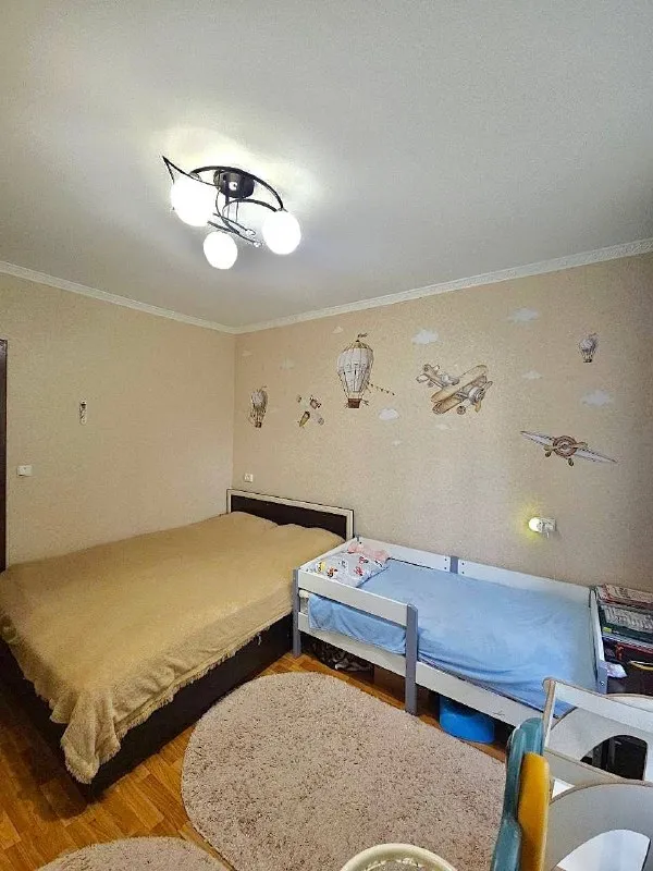Продам 2-комнатную квартиру с автономным отоплением🔥
📍 Местоположение: кв. Ленинского комсомола, луганск
💰 Цена: 5 300 000 ₽
⬆️ Этаж: 1 из 9
🧱Тип дома: панельный
🔺 Состояние: с хорошим ремонтом, заходи и живи!
🔸Утепление: снаружи квартира полностью утеплена
🪟Окна: м/п, лоджия застеклена
📐Площадь: общая 56 кв. М. , жилая 32 кв. М. , просторная кухня 7.5 кв. М.
Планировка: комнаты раздельные, санузел также раздельный
🛋Комплектация: мебель и бытовая техника остаются по договоренности!
⚡️ Инфраструктура:
🔺Развитый район со всем необходимым в шаговой доступности.
🚗Всего 50 метров до охраняемой парковки.
📞 +7-959-188-88-26 — Михаил - фотография - 3