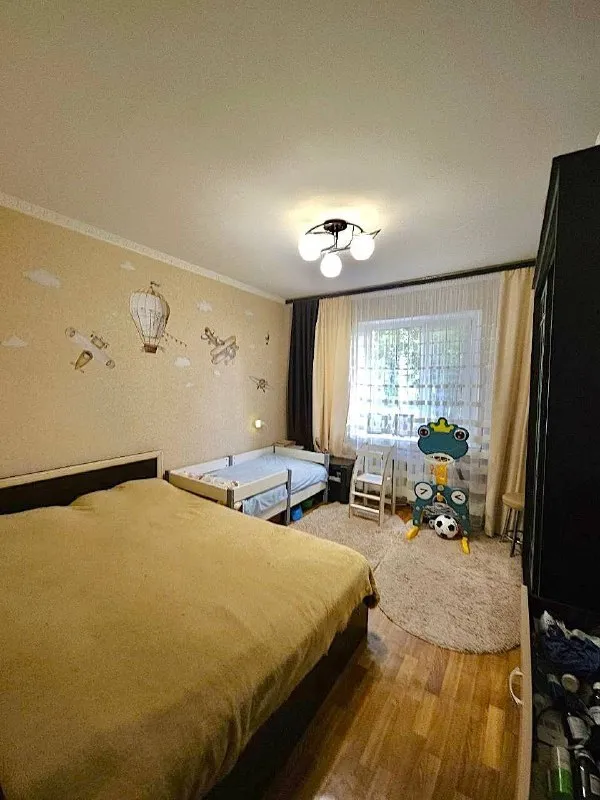 Продам 2-комнатную квартиру с автономным отоплением🔥
📍 Местоположение: кв. Ленинского комсомола, луганск
💰 Цена: 5 300 000 ₽
⬆️ Этаж: 1 из 9
🧱Тип дома: панельный
🔺 Состояние: с хорошим ремонтом, заходи и живи!
🔸Утепление: снаружи квартира полностью утеплена
🪟Окна: м/п, лоджия застеклена
📐Площадь: общая 56 кв. М. , жилая 32 кв. М. , просторная кухня 7.5 кв. М.
Планировка: комнаты раздельные, санузел также раздельный
🛋Комплектация: мебель и бытовая техника остаются по договоренности!
⚡️ Инфраструктура:
🔺Развитый район со всем необходимым в шаговой доступности.
🚗Всего 50 метров до охраняемой парковки.
📞 +7-959-188-88-26 — Михаил - фотография - 4