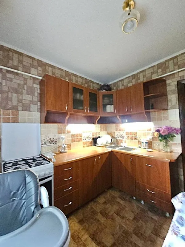 Продам 2-комнатную квартиру с автономным отоплением🔥
📍 Местоположение: кв. Ленинского комсомола, луганск
💰 Цена: 5 300 000 ₽
⬆️ Этаж: 1 из 9
🧱Тип дома: панельный
🔺 Состояние: с хорошим ремонтом, заходи и живи!
🔸Утепление: снаружи квартира полностью утеплена
🪟Окна: м/п, лоджия застеклена
📐Площадь: общая 56 кв. М. , жилая 32 кв. М. , просторная кухня 7.5 кв. М.
Планировка: комнаты раздельные, санузел также раздельный
🛋Комплектация: мебель и бытовая техника остаются по договоренности!
⚡️ Инфраструктура:
🔺Развитый район со всем необходимым в шаговой доступности.
🚗Всего 50 метров до охраняемой парковки.
📞 +7-959-188-88-26 — Михаил - фотография - 6
