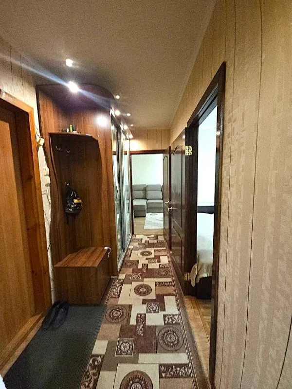 Продам 2-комнатную квартиру с автономным отоплением🔥
📍 Местоположение: кв. Ленинского комсомола, луганск
💰 Цена: 5 300 000 ₽
⬆️ Этаж: 1 из 9
🧱Тип дома: панельный
🔺 Состояние: с хорошим ремонтом, заходи и живи!
🔸Утепление: снаружи квартира полностью утеплена
🪟Окна: м/п, лоджия застеклена
📐Площадь: общая 56 кв. М. , жилая 32 кв. М. , просторная кухня 7.5 кв. М.
Планировка: комнаты раздельные, санузел также раздельный
🛋Комплектация: мебель и бытовая техника остаются по договоренности!
⚡️ Инфраструктура:
🔺Развитый район со всем необходимым в шаговой доступности.
🚗Всего 50 метров до охраняемой парковки.
📞 +7-959-188-88-26 — Михаил - фотография - 7