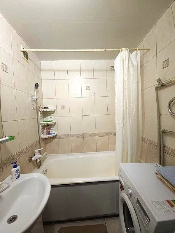 Продам 2-комнатную квартиру с автономным отоплением🔥
📍 Местоположение: кв. Ленинского комсомола, луганск
💰 Цена: 5 300 000 ₽
⬆️ Этаж: 1 из 9
🧱Тип дома: панельный
🔺 Состояние: с хорошим ремонтом, заходи и живи!
🔸Утепление: снаружи квартира полностью утеплена
🪟Окна: м/п, лоджия застеклена
📐Площадь: общая 56 кв. М. , жилая 32 кв. М. , просторная кухня 7.5 кв. М.
Планировка: комнаты раздельные, санузел также раздельный
🛋Комплектация: мебель и бытовая техника остаются по договоренности!
⚡️ Инфраструктура:
🔺Развитый район со всем необходимым в шаговой доступности.
🚗Всего 50 метров до охраняемой парковки.
📞 +7-959-188-88-26 — Михаил - фотография - 9