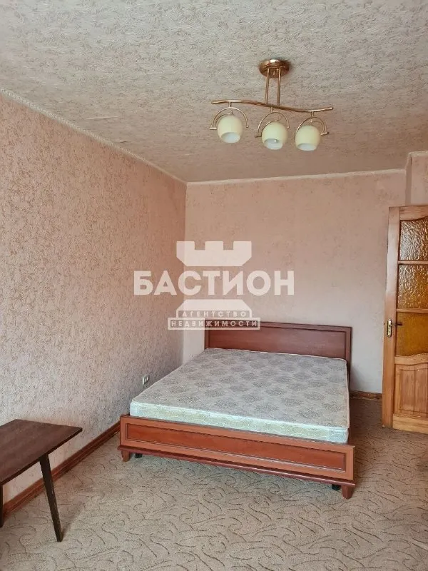 Продам уютную 1-комнатную квартиру в квартале 50 лет октября на 4-м этаже пятиэтажного кирпичного дома.
Общая площадь 31 кв. М. , кухня – 6 кв. М. , совмещенный санузел, пластиковые окна, новый бойлер.
Квартира не угловая. Документы готовы, никто не прописан.
3.5Млн
+7-959-991-27-94 - фотография - 1