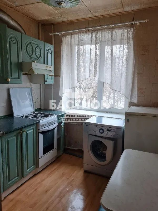 Продам уютную 1-комнатную квартиру в квартале 50 лет октября на 4-м этаже пятиэтажного кирпичного дома.
Общая площадь 31 кв. М. , кухня – 6 кв. М. , совмещенный санузел, пластиковые окна, новый бойлер.
Квартира не угловая. Документы готовы, никто не прописан.
3.5Млн
+7-959-991-27-94 - фотография - 4