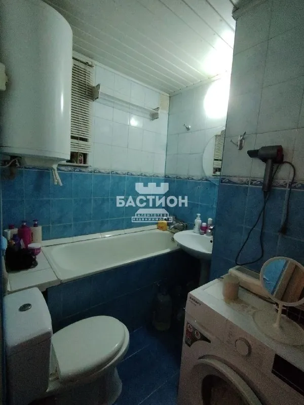 Продам 1-комнатную квартиру на кв. Восточный

Общая площадь 31 кв. М. Расположена на 5/5 этаже. Выполнен капитальный ремонт крыши.

Квартира меблирована. Готова к проживанию. Панорамные окна на балконе. Вокруг развитая инфраструктура, новый асфальт, парковка, зеленый двор. Рядом автобусная остановка, школы, сады, университет им. Даля, рынок "околица".
Документы готовы к продаже.
2 800 000Р
+7-959-991-27-94 - фотография - 4