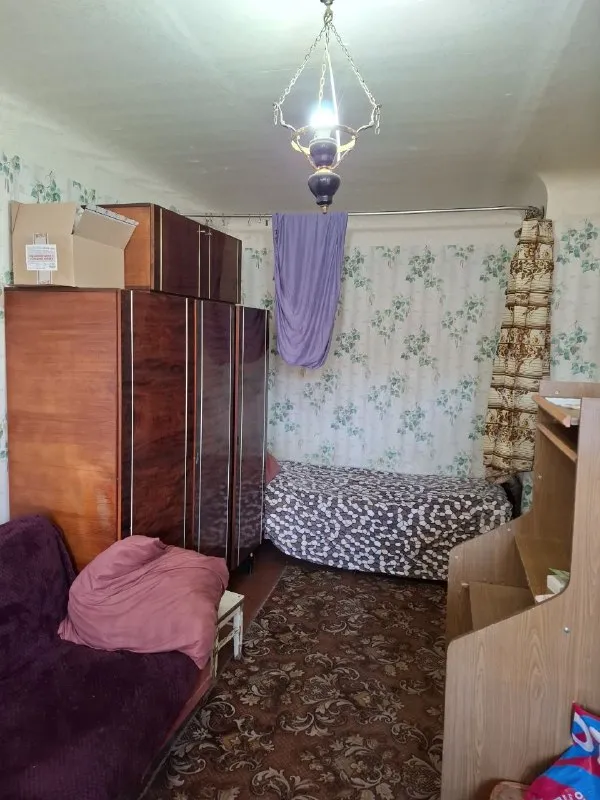 Луганск, срочная продажа, цена снижена. Продам 1 комнатную квартиру в р-н ж/д вокзала, по ул. Кирова, 4/5 кирпичного дома. Квартира не угловая, общая площадь 31 м2, жилая 16,6 м2, кухня 6,1 м2, газовая колонка, с/у совмещен. Состояние обычное жилое. Документы готовы. Цена 2 750 000 рублей. Телефон +7 959 127 85 63 мах. +38 099 069 41 13 телеграмм - фотография - 1