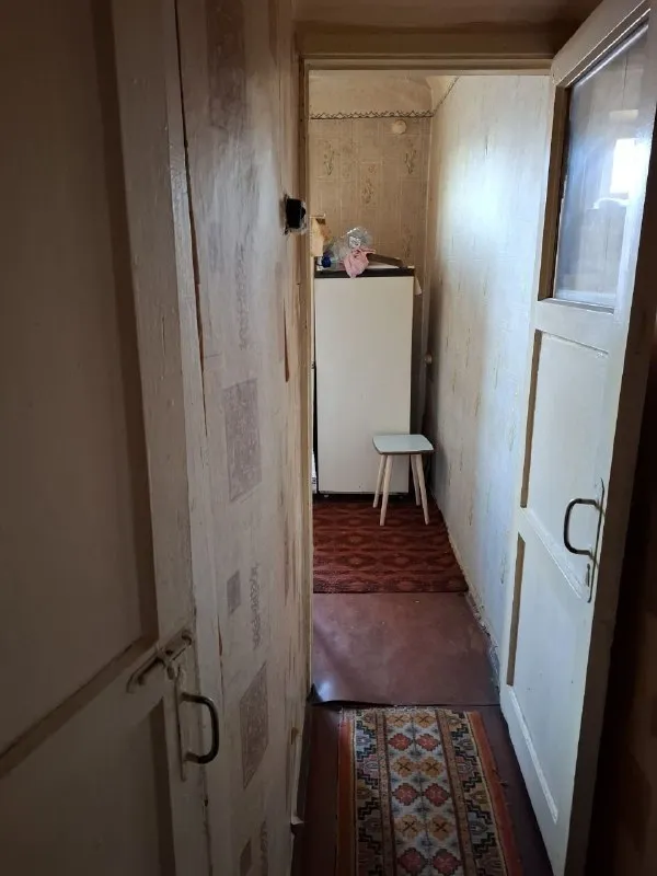 Луганск, срочная продажа, цена снижена. Продам 1 комнатную квартиру в р-н ж/д вокзала, по ул. Кирова, 4/5 кирпичного дома. Квартира не угловая, общая площадь 31 м2, жилая 16,6 м2, кухня 6,1 м2, газовая колонка, с/у совмещен. Состояние обычное жилое. Документы готовы. Цена 2 750 000 рублей. Телефон +7 959 127 85 63 мах. +38 099 069 41 13 телеграмм - фотография - 2