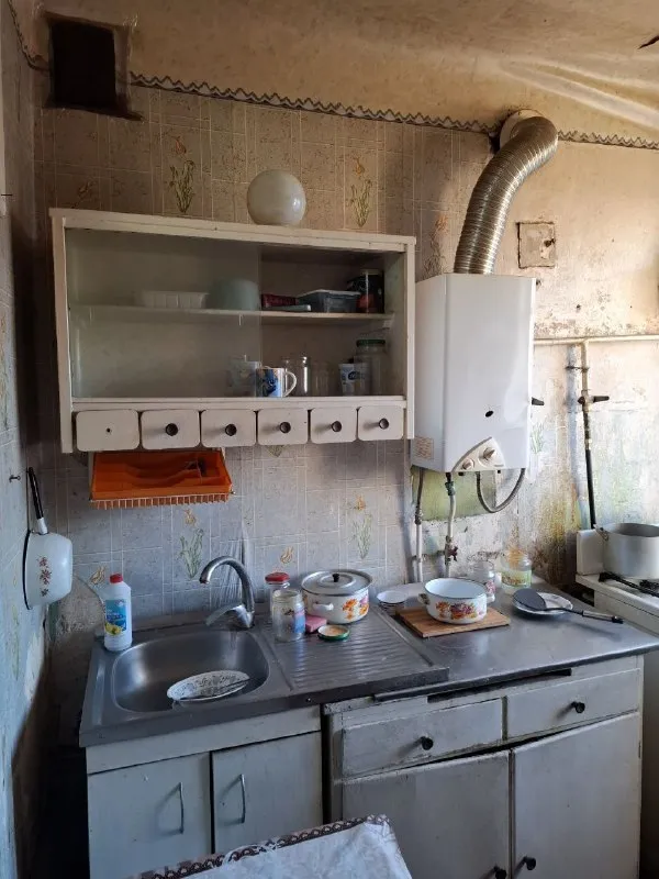 Луганск, срочная продажа, цена снижена. Продам 1 комнатную квартиру в р-н ж/д вокзала, по ул. Кирова, 4/5 кирпичного дома. Квартира не угловая, общая площадь 31 м2, жилая 16,6 м2, кухня 6,1 м2, газовая колонка, с/у совмещен. Состояние обычное жилое. Документы готовы. Цена 2 750 000 рублей. Телефон +7 959 127 85 63 мах. +38 099 069 41 13 телеграмм - фотография - 3