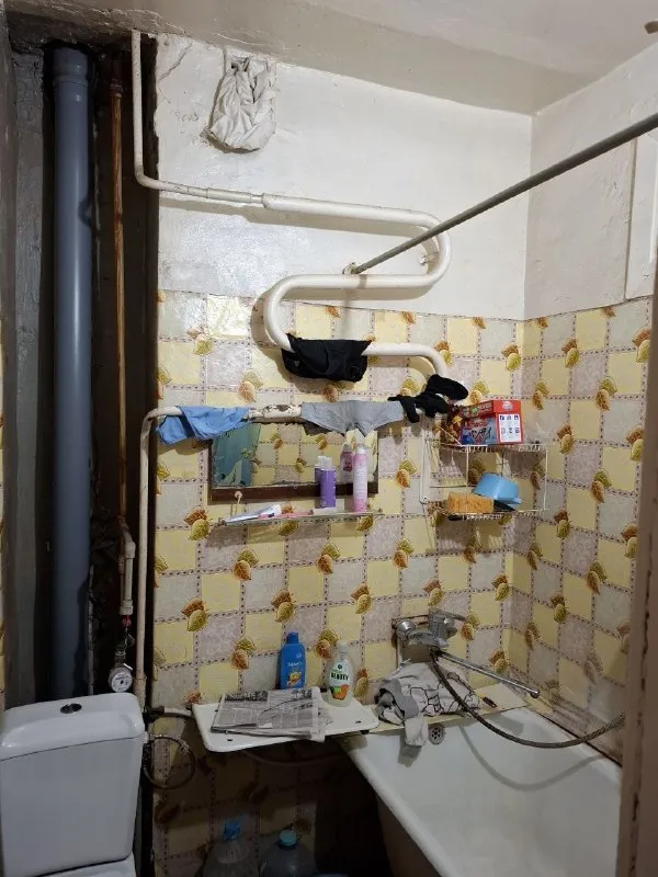 Луганск, срочная продажа, цена снижена. Продам 1 комнатную квартиру в р-н ж/д вокзала, по ул. Кирова, 4/5 кирпичного дома. Квартира не угловая, общая площадь 31 м2, жилая 16,6 м2, кухня 6,1 м2, газовая колонка, с/у совмещен. Состояние обычное жилое. Документы готовы. Цена 2 750 000 рублей. Телефон +7 959 127 85 63 мах. +38 099 069 41 13 телеграмм - фотография - 4