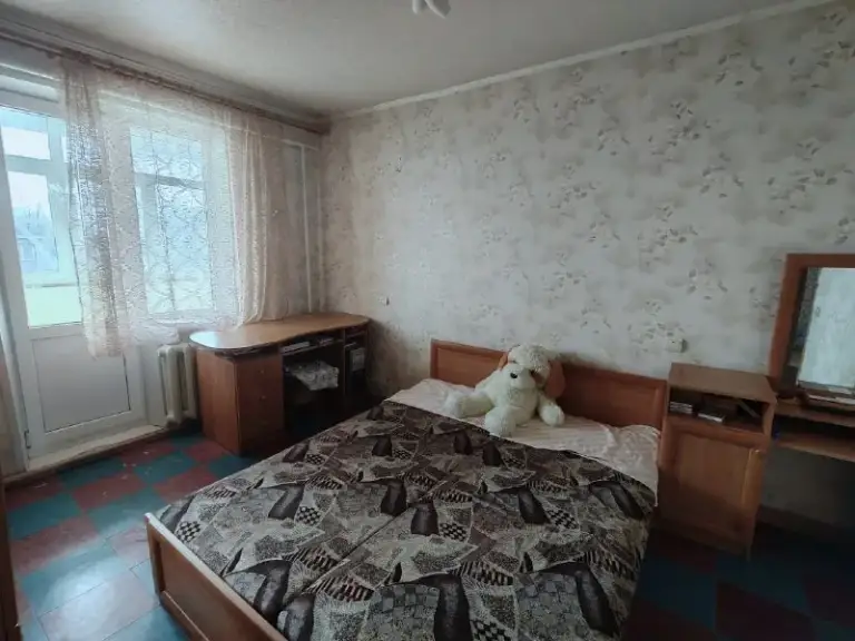 Цена 1млн 550т. Р. Продам 2-х комнатную квартиру расположенную г. Стаханов, ул фестивальная 14а на 5 этаже 5 эт. Дома 1989 года постройки.
Не уловая! Над 5 этажом имеется технический этаж. Крыша перекрыта качественным рубероидом.   Квартира светлая, уютная, заходи и живи. Чешская планировка. Установлен кондиционер samsung,   стиральная машина samsung, бойлер 80л. Имеется большой холодильник samsung. Во всех комнатах и на балконе пластиковые окна. Холодная вода идёт по графику города с большим напором. Проведена замена труб на холодную и горячую воду. Вся техника и мебель остаётся. В пяти минутах от дома школа номер 9,  школа номер 18 и остановка общественного транспорта. Спокойный и не загазованный  район от транспорта. Ипотеки и рассрочки нет. Прошу писать в телеграм 8(967)1078707 наталья. Собственник. - фотография - 2