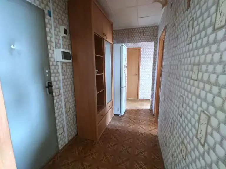 Цена 1млн 550т. Р. Продам 2-х комнатную квартиру расположенную г. Стаханов, ул фестивальная 14а на 5 этаже 5 эт. Дома 1989 года постройки.
Не уловая! Над 5 этажом имеется технический этаж. Крыша перекрыта качественным рубероидом.   Квартира светлая, уютная, заходи и живи. Чешская планировка. Установлен кондиционер samsung,   стиральная машина samsung, бойлер 80л. Имеется большой холодильник samsung. Во всех комнатах и на балконе пластиковые окна. Холодная вода идёт по графику города с большим напором. Проведена замена труб на холодную и горячую воду. Вся техника и мебель остаётся. В пяти минутах от дома школа номер 9,  школа номер 18 и остановка общественного транспорта. Спокойный и не загазованный  район от транспорта. Ипотеки и рассрочки нет. Прошу писать в телеграм 8(967)1078707 наталья. Собственник. - фотография - 3