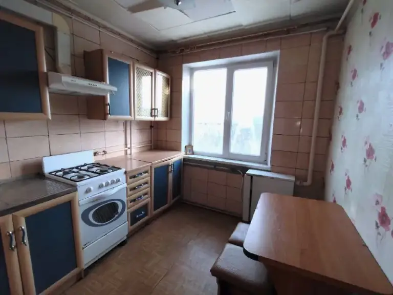 Цена 1млн 550т. Р. Продам 2-х комнатную квартиру расположенную г. Стаханов, ул фестивальная 14а на 5 этаже 5 эт. Дома 1989 года постройки.
Не уловая! Над 5 этажом имеется технический этаж. Крыша перекрыта качественным рубероидом.   Квартира светлая, уютная, заходи и живи. Чешская планировка. Установлен кондиционер samsung,   стиральная машина samsung, бойлер 80л. Имеется большой холодильник samsung. Во всех комнатах и на балконе пластиковые окна. Холодная вода идёт по графику города с большим напором. Проведена замена труб на холодную и горячую воду. Вся техника и мебель остаётся. В пяти минутах от дома школа номер 9,  школа номер 18 и остановка общественного транспорта. Спокойный и не загазованный  район от транспорта. Ипотеки и рассрочки нет. Прошу писать в телеграм 8(967)1078707 наталья. Собственник. - фотография - 5