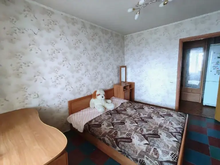 Цена 1млн 550т. Р. Продам 2-х комнатную квартиру расположенную г. Стаханов, ул фестивальная 14а на 5 этаже 5 эт. Дома 1989 года постройки.
Не уловая! Над 5 этажом имеется технический этаж. Крыша перекрыта качественным рубероидом.   Квартира светлая, уютная, заходи и живи. Чешская планировка. Установлен кондиционер samsung,   стиральная машина samsung, бойлер 80л. Имеется большой холодильник samsung. Во всех комнатах и на балконе пластиковые окна. Холодная вода идёт по графику города с большим напором. Проведена замена труб на холодную и горячую воду. Вся техника и мебель остаётся. В пяти минутах от дома школа номер 9,  школа номер 18 и остановка общественного транспорта. Спокойный и не загазованный  район от транспорта. Ипотеки и рассрочки нет. Прошу писать в телеграм 8(967)1078707 наталья. Собственник. - фотография - 6