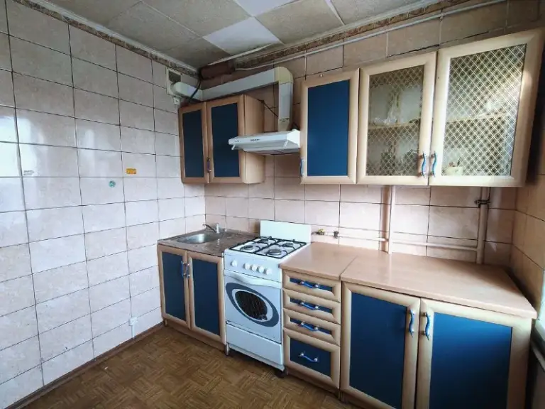 Цена 1млн 550т. Р. Продам 2-х комнатную квартиру расположенную г. Стаханов, ул фестивальная 14а на 5 этаже 5 эт. Дома 1989 года постройки.
Не уловая! Над 5 этажом имеется технический этаж. Крыша перекрыта качественным рубероидом.   Квартира светлая, уютная, заходи и живи. Чешская планировка. Установлен кондиционер samsung,   стиральная машина samsung, бойлер 80л. Имеется большой холодильник samsung. Во всех комнатах и на балконе пластиковые окна. Холодная вода идёт по графику города с большим напором. Проведена замена труб на холодную и горячую воду. Вся техника и мебель остаётся. В пяти минутах от дома школа номер 9,  школа номер 18 и остановка общественного транспорта. Спокойный и не загазованный  район от транспорта. Ипотеки и рассрочки нет. Прошу писать в телеграм 8(967)1078707 наталья. Собственник. - фотография - 7