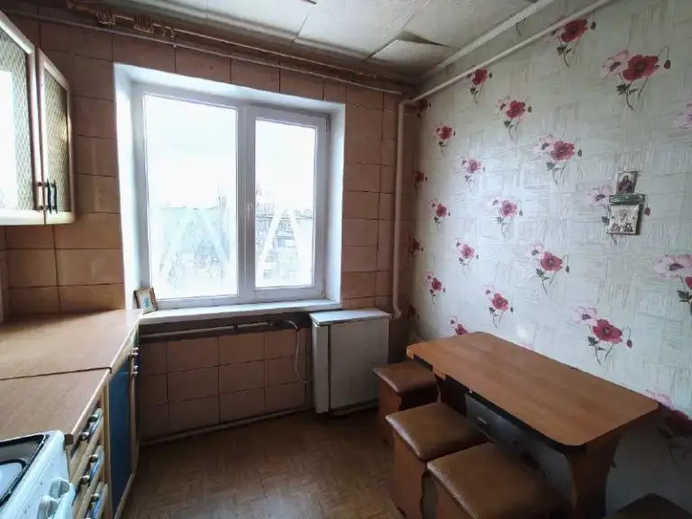 Цена 1млн 550т. Р. Продам 2-х комнатную квартиру расположенную г. Стаханов, ул фестивальная 14а на 5 этаже 5 эт. Дома 1989 года постройки.
Не уловая! Над 5 этажом имеется технический этаж. Крыша перекрыта качественным рубероидом.   Квартира светлая, уютная, заходи и живи. Чешская планировка. Установлен кондиционер samsung,   стиральная машина samsung, бойлер 80л. Имеется большой холодильник samsung. Во всех комнатах и на балконе пластиковые окна. Холодная вода идёт по графику города с большим напором. Проведена замена труб на холодную и горячую воду. Вся техника и мебель остаётся. В пяти минутах от дома школа номер 9,  школа номер 18 и остановка общественного транспорта. Спокойный и не загазованный  район от транспорта. Ипотеки и рассрочки нет. Прошу писать в телеграм 8(967)1078707 наталья. Собственник. - фотография - 9