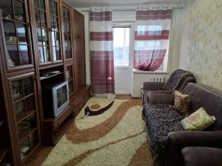 Луганск. Артемовский район,
Кв. Героев сталинграда

Продам 2х комнатную квартиру 11/12 эт. Кирпичного дома, не угловая и очень тёплая. Общая площадь 48 кв. М, комнаты изолированные, кухня 7,5 кв. М, коридор 6,9 кв. М. Квартира в хорошем состоянии, окна м/пл, столярка дерево, совмещённый с/у в плитке. С кухни выход на балкон, большая лоджия на две комнаты, везде пластиковые рамы, новая входная дверь. Имеется кондиционер, бойлер, мебель остаётся. Документы готовы. Смс не читаю. Звоните. Цена 5 400 000 рублей
Телефон +7 959 127 85 63 (мах) +38 099 069 41 13 телеграмм николай - фотография - 1