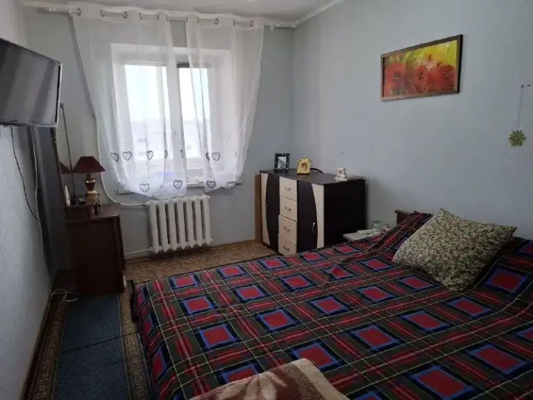 Луганск. Артемовский район,
Кв. Героев сталинграда

Продам 2х комнатную квартиру 11/12 эт. Кирпичного дома, не угловая и очень тёплая. Общая площадь 48 кв. М, комнаты изолированные, кухня 7,5 кв. М, коридор 6,9 кв. М. Квартира в хорошем состоянии, окна м/пл, столярка дерево, совмещённый с/у в плитке. С кухни выход на балкон, большая лоджия на две комнаты, везде пластиковые рамы, новая входная дверь. Имеется кондиционер, бойлер, мебель остаётся. Документы готовы. Смс не читаю. Звоните. Цена 5 400 000 рублей
Телефон +7 959 127 85 63 (мах) +38 099 069 41 13 телеграмм николай - фотография - 2