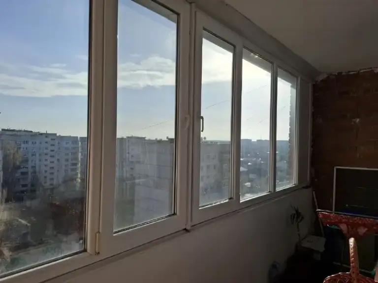Луганск. Артемовский район,
Кв. Героев сталинграда

Продам 2х комнатную квартиру 11/12 эт. Кирпичного дома, не угловая и очень тёплая. Общая площадь 48 кв. М, комнаты изолированные, кухня 7,5 кв. М, коридор 6,9 кв. М. Квартира в хорошем состоянии, окна м/пл, столярка дерево, совмещённый с/у в плитке. С кухни выход на балкон, большая лоджия на две комнаты, везде пластиковые рамы, новая входная дверь. Имеется кондиционер, бойлер, мебель остаётся. Документы готовы. Смс не читаю. Звоните. Цена 5 400 000 рублей
Телефон +7 959 127 85 63 (мах) +38 099 069 41 13 телеграмм николай - фотография - 9