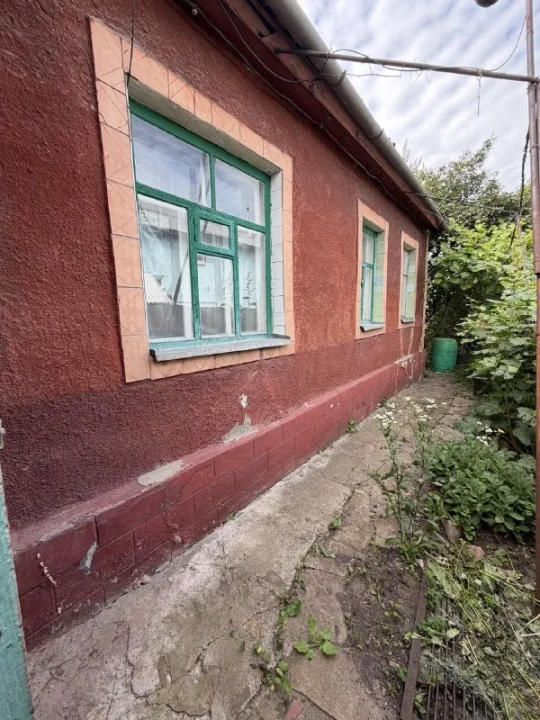 🏠💥Продам дом р-н 11 поликлиники — с двумя отдельными входами + отдельно стоящий флигель💥🏠
📐 Общая площадь дома: 82 кв. М. , состояние жилое.
🏡 Первая половина: 2 проходные комнаты, кухня и ванная в одной комнате — общая пл. 40,6 м².
🏡 Вторая половина: 2 проходные комнаты и кухня, окна — столярка, общая пл. 41,4 м².
🔥 Отопление: газовый котел; горячая вода — газовая колонка.
🏠 Флигель: 3 жилые комнаты, отапливаемый.
🌳 Участок 5 соток (приватизирован): гараж, хозпостройки, душ, уборная, асфальтированный подъезд.
💰 Цена: 4 100 000 ₽
📞 Екатерина: +7‑959‑149‑84‑15 - фотография - 1