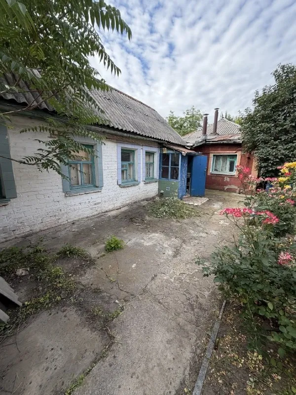 🏠💥Продам дом р-н 11 поликлиники — с двумя отдельными входами + отдельно стоящий флигель💥🏠
📐 Общая площадь дома: 82 кв. М. , состояние жилое.
🏡 Первая половина: 2 проходные комнаты, кухня и ванная в одной комнате — общая пл. 40,6 м².
🏡 Вторая половина: 2 проходные комнаты и кухня, окна — столярка, общая пл. 41,4 м².
🔥 Отопление: газовый котел; горячая вода — газовая колонка.
🏠 Флигель: 3 жилые комнаты, отапливаемый.
🌳 Участок 5 соток (приватизирован): гараж, хозпостройки, душ, уборная, асфальтированный подъезд.
💰 Цена: 4 100 000 ₽
📞 Екатерина: +7‑959‑149‑84‑15 - фотография - 2