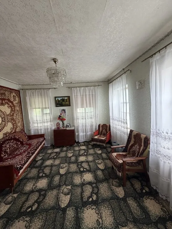 🏠💥Продам дом р-н 11 поликлиники — с двумя отдельными входами + отдельно стоящий флигель💥🏠
📐 Общая площадь дома: 82 кв. М. , состояние жилое.
🏡 Первая половина: 2 проходные комнаты, кухня и ванная в одной комнате — общая пл. 40,6 м².
🏡 Вторая половина: 2 проходные комнаты и кухня, окна — столярка, общая пл. 41,4 м².
🔥 Отопление: газовый котел; горячая вода — газовая колонка.
🏠 Флигель: 3 жилые комнаты, отапливаемый.
🌳 Участок 5 соток (приватизирован): гараж, хозпостройки, душ, уборная, асфальтированный подъезд.
💰 Цена: 4 100 000 ₽
📞 Екатерина: +7‑959‑149‑84‑15 - фотография - 3