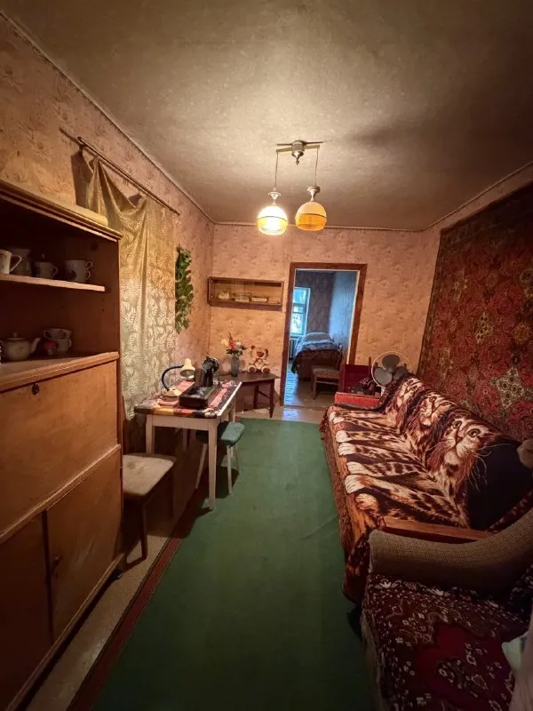 🏠💥Продам дом р-н 11 поликлиники — с двумя отдельными входами + отдельно стоящий флигель💥🏠
📐 Общая площадь дома: 82 кв. М. , состояние жилое.
🏡 Первая половина: 2 проходные комнаты, кухня и ванная в одной комнате — общая пл. 40,6 м².
🏡 Вторая половина: 2 проходные комнаты и кухня, окна — столярка, общая пл. 41,4 м².
🔥 Отопление: газовый котел; горячая вода — газовая колонка.
🏠 Флигель: 3 жилые комнаты, отапливаемый.
🌳 Участок 5 соток (приватизирован): гараж, хозпостройки, душ, уборная, асфальтированный подъезд.
💰 Цена: 4 100 000 ₽
📞 Екатерина: +7‑959‑149‑84‑15 - фотография - 4