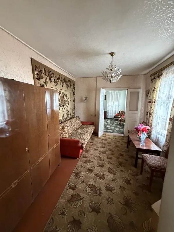 🏠💥Продам дом р-н 11 поликлиники — с двумя отдельными входами + отдельно стоящий флигель💥🏠
📐 Общая площадь дома: 82 кв. М. , состояние жилое.
🏡 Первая половина: 2 проходные комнаты, кухня и ванная в одной комнате — общая пл. 40,6 м².
🏡 Вторая половина: 2 проходные комнаты и кухня, окна — столярка, общая пл. 41,4 м².
🔥 Отопление: газовый котел; горячая вода — газовая колонка.
🏠 Флигель: 3 жилые комнаты, отапливаемый.
🌳 Участок 5 соток (приватизирован): гараж, хозпостройки, душ, уборная, асфальтированный подъезд.
💰 Цена: 4 100 000 ₽
📞 Екатерина: +7‑959‑149‑84‑15 - фотография - 5