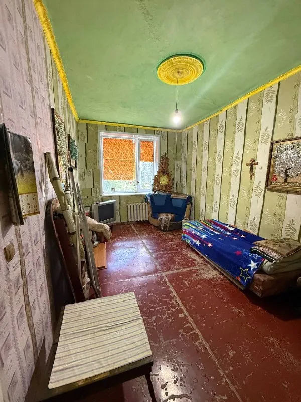 🏢 Продам 2х комнатную квартиру + подвал 50 кв. М. ⚡️
📍Расположение: новый городок, (напротив «7 морей»)
📐 Общая площадь: 48 кв. М. , высота потолков 3 метра, этаж 3/3
🔧 Квартира под ремонт — отличная база для ремонта по вашему вкусу.
🏠 Техническое: окна м/п, газовая колонка, новая проводка, новая входная дверь. Крыша не течёт!
🛡 Подъезд чистый, установлено видеонаблюдение.
🛒 Развитая инфраструктура: школа, детский сад, магазины, аптека, рынок, парк, остановка общественного транспорта, всё в шаговой доступности.
💰Цена: 3 400 000 ₽, возможен торг!
📞 +7 959 588 81 35 Андрей.
📞 +7 959 524 02 99 Татьяна. - фотография - 1