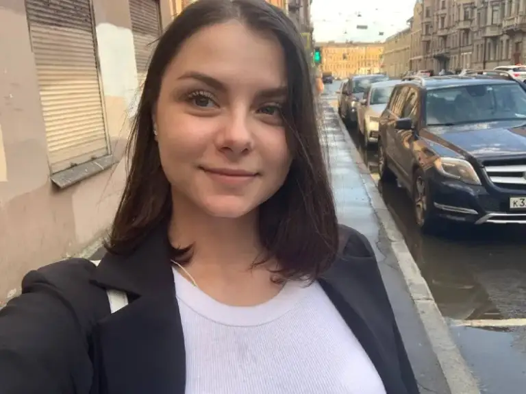 Сниму квартиру🌸
Сабина, 27 лет. Живу в питере 8 лет🌚
Работаю удаленно в чате поддержки, подрабатываю в продажах, стабильный доход 💰
Имею большой опыт съема жилья, ищу на долгосрок!
Ищу 1-к квартиру или студию, заехать могу уже сейчас.
В приоритете варианты с домашним животным (хотела бы завести собаку, но это пока не точно, на всякий случай пусть будет) 🤓
Рассмотрю любой район, кроме кудрово 🚩если квартира действительно понравится.
🔘Бюджет:
От 30.000₽-40.000₽ вместе с ку✨
⤵️Для связи:
@Sabbbisab - фотография - 1