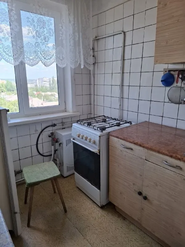 Продается 2х комнатная квартира с автономным отоплением, на квартале 50 лет октября. 5/5 панельного дома. Квартира в жилом состоянии. Общая площадь 48,6 кв. М. , жилая 32,8 кв. М. , комнаты изолированные, спальня 15,1 кв. М, зал 17,1 кв. М, коридор 5,3 кв. М. . На кухне установлен 2х контурный напольный котел. В квартире раздельный с/у, окна мп, балкон застеклен. Документы готовы. Рядом школа, магазины, рынок, остановка. Цена 3 850 000 рублей. Телефон +7 959 127 85 63 мах +38 099 069 41 13 телеграмм - фотография - 1