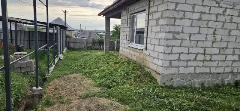 🏡 Продам дом в луганске
📍 Адрес: ул. Белорусская, 79
👤 Я собственник
Продаётся дом площадью 90 м² на приватизированном участке 5,5 соток в хорошем и удобном районе города.
✔ Дом введён в эксплуатацию
✔ Земля приватизирована
✔ Все коммуникации подведены
✔ Установлены качественные окна
✔ Новая крыша
✔ Внутри без отделки — отличная возможность создать интерьер по собственному проекту и вкусу
✔ Полный пакет документов готов к быстрой сделке
📌 Преимущества:
• Удобный подъезд по асфальтированной дороге;
• Рядом остановка общественного транспорта;
• Спальный район;
• Участок позволяет обустроить зону отдыха, гараж или сад.
💰 Цена: 5 000 000 рублей
📞 Телефон: +7 959 219-64-87 - фотография - 2