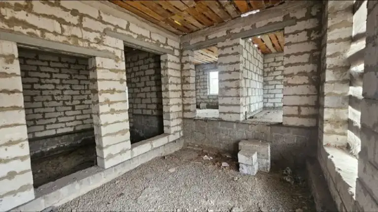 🏡 Продам дом в луганске
📍 Адрес: ул. Белорусская, 79
👤 Я собственник
Продаётся дом площадью 90 м² на приватизированном участке 5,5 соток в хорошем и удобном районе города.
✔ Дом введён в эксплуатацию
✔ Земля приватизирована
✔ Все коммуникации подведены
✔ Установлены качественные окна
✔ Новая крыша
✔ Внутри без отделки — отличная возможность создать интерьер по собственному проекту и вкусу
✔ Полный пакет документов готов к быстрой сделке
📌 Преимущества:
• Удобный подъезд по асфальтированной дороге;
• Рядом остановка общественного транспорта;
• Спальный район;
• Участок позволяет обустроить зону отдыха, гараж или сад.
💰 Цена: 5 000 000 рублей
📞 Телефон: +7 959 219-64-87 - фотография - 3