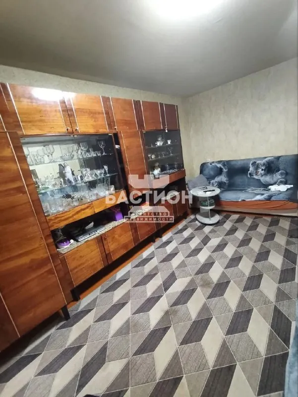Г луганск, кв. Щербакова, продается уютная 1к. Квартира, расположенная на 2м этаже 5-ти этажного дома. Общая пл. 32,7м2, кухня 5,5 м2, жилая 18,4 м2, есть кладовка при входе 0,8 м2. Квартира не угловая. Центральное отопление (зимой тепло). Окна-деревянные. Совмещенный сан. Узел. Квартира в ухоженном состоянии, выполняли легкий косметический ремонт. Рядом, 3-я гор. Больница, физ. Училище, магазины, школы, садики.
3 000 000Р
+7-959-991-27-94 - фотография - 1