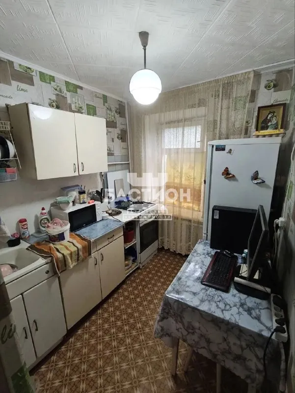 Г луганск, кв. Щербакова, продается уютная 1к. Квартира, расположенная на 2м этаже 5-ти этажного дома. Общая пл. 32,7м2, кухня 5,5 м2, жилая 18,4 м2, есть кладовка при входе 0,8 м2. Квартира не угловая. Центральное отопление (зимой тепло). Окна-деревянные. Совмещенный сан. Узел. Квартира в ухоженном состоянии, выполняли легкий косметический ремонт. Рядом, 3-я гор. Больница, физ. Училище, магазины, школы, садики.
3 000 000Р
+7-959-991-27-94 - фотография - 2