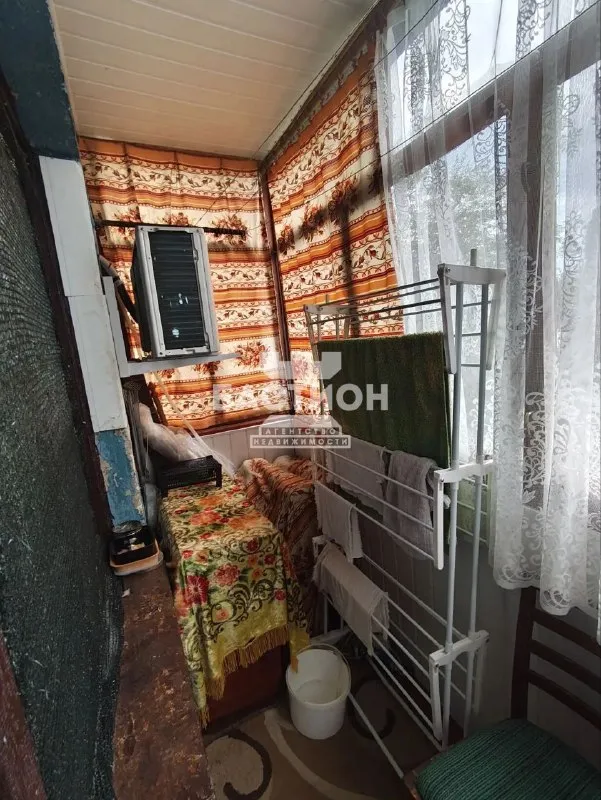 Г луганск, кв. Щербакова, продается уютная 1к. Квартира, расположенная на 2м этаже 5-ти этажного дома. Общая пл. 32,7м2, кухня 5,5 м2, жилая 18,4 м2, есть кладовка при входе 0,8 м2. Квартира не угловая. Центральное отопление (зимой тепло). Окна-деревянные. Совмещенный сан. Узел. Квартира в ухоженном состоянии, выполняли легкий косметический ремонт. Рядом, 3-я гор. Больница, физ. Училище, магазины, школы, садики.
3 000 000Р
+7-959-991-27-94 - фотография - 3