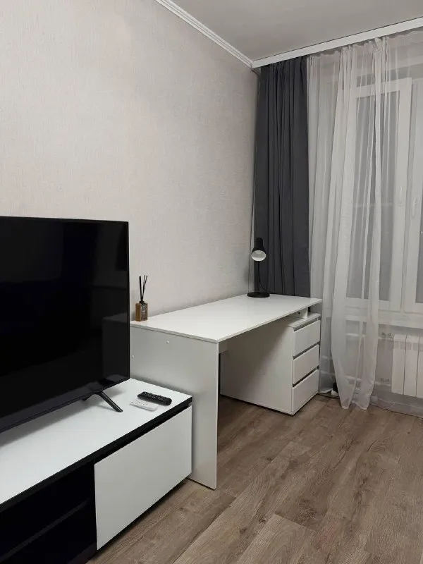 Комната🏙️
М. Ботанический сад 6️⃣

Ищем соседа в изолированную комнату в 3-х комнатной квартире

5 Минут на автобусе до станции вднх
10 Минут пешком до станции ростокино
12 Минут пешком до станции ботанический сад

📍Адрес: ул. Докукина, 3к1

Сдается изолированная комната в 3-х комнатной квартире. Комната светлая и уютная. Год назад был сделан ремонт. Присутствует вся необходимая мебель и техника как в самой комнате (письменный стол, диван, шкаф-купе, телевизор, комод), так и в квартире (микроволновка, холодильник, вытяжка, стиральная машина, плита, духовка, чайник).

Во дворе предусмотрены бесплатные парковочные места. Развитая инфраструктура района: трк «европолис», тц «ботаника», в пешей доступности круглосуточный перекресток, пятерочка, озон и вб, кафе, аптеки, фитнес клубы (ddx, world class), парк. Соседи не шумные, сам район тихий.

В квартире нельзя курить, без животных.

В квартире живем вдвоем (21 и 22 года), оба учимся и работаем.

💳Цена: 35.000₽ + плюс счетчики (вода и электричество ≈ около 1.800₽-2.000₽ с человека в месяц) + интернет около 400₽. Залог 35.000₽.

Аренда предлагается на длительный срок. Заезд с 12.09.2026

Просьба в первом сообщении кратко рассказать о себе :)
Ищем ровесника.

💌Telegram: @apon_2012 - фотография - 2