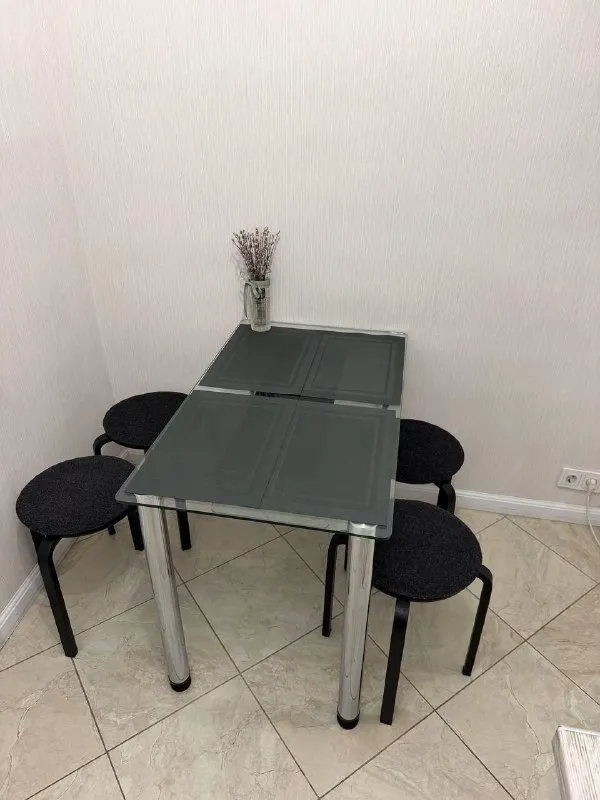 Комната🏙️
М. Ботанический сад 6️⃣

Ищем соседа в изолированную комнату в 3-х комнатной квартире

5 Минут на автобусе до станции вднх
10 Минут пешком до станции ростокино
12 Минут пешком до станции ботанический сад

📍Адрес: ул. Докукина, 3к1

Сдается изолированная комната в 3-х комнатной квартире. Комната светлая и уютная. Год назад был сделан ремонт. Присутствует вся необходимая мебель и техника как в самой комнате (письменный стол, диван, шкаф-купе, телевизор, комод), так и в квартире (микроволновка, холодильник, вытяжка, стиральная машина, плита, духовка, чайник).

Во дворе предусмотрены бесплатные парковочные места. Развитая инфраструктура района: трк «европолис», тц «ботаника», в пешей доступности круглосуточный перекресток, пятерочка, озон и вб, кафе, аптеки, фитнес клубы (ddx, world class), парк. Соседи не шумные, сам район тихий.

В квартире нельзя курить, без животных.

В квартире живем вдвоем (21 и 22 года), оба учимся и работаем.

💳Цена: 35.000₽ + плюс счетчики (вода и электричество ≈ около 1.800₽-2.000₽ с человека в месяц) + интернет около 400₽. Залог 35.000₽.

Аренда предлагается на длительный срок. Заезд с 12.09.2026

Просьба в первом сообщении кратко рассказать о себе :)
Ищем ровесника.

💌Telegram: @apon_2012 - фотография - 5