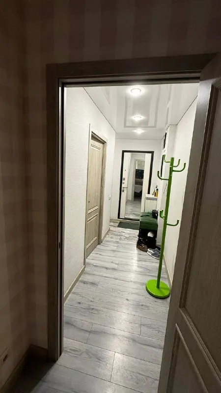 Комната🏙️
М. Лианозово1️⃣

✨Ищу соседку в уютную 3-к квартиру! Проживания без хозяйки. М. Лианозово✨

Привет! Мы две подруги почти не находимся дома - работаем. Хозяйки в квартире нет. Ищем девушку/женщину с которой нам будет комфортно вместе! 👯‍♀️💕

🏠 О комнате:
Сдается изолированная комната 14 м² в просторной 3-комнатной квартире (3/9 этаж)
В квартире есть всё для комфортной жизни: мебель, холодильник, стиральная машинка, микроволновка.

📍Локация и инфраструктура:
• Москва, карельский б-р, 4к3.
• Всего 5-7 минут. .. — прямо за домом.
• Закрытая территория, во дворе предусмотрены парковочные места 🚗.
• Рядом всё необходимое: перекресток, пятерочка, ozon, wildberries, аптеки, фитнес-клубы и парк. Район тихий, соседи нешумные. 🛍🌳

💳Условия проживания:
• Аренда: 27.000₽/месяц.
• Коммуналка: счетчики (вода/электричество)
• Залог: 1 месяц.
• Срок: длительный. Заехать можно в любое время.

🚫 Важно:
В квартире нельзя курить и проживать с животными.

📩 Как снять:
Если тебе откликнулось наше предложение, напиши мне в личные сообщения! Будем рады знакомству! 😊

💌Телеграмм: @suzannasold - фотография - 4
