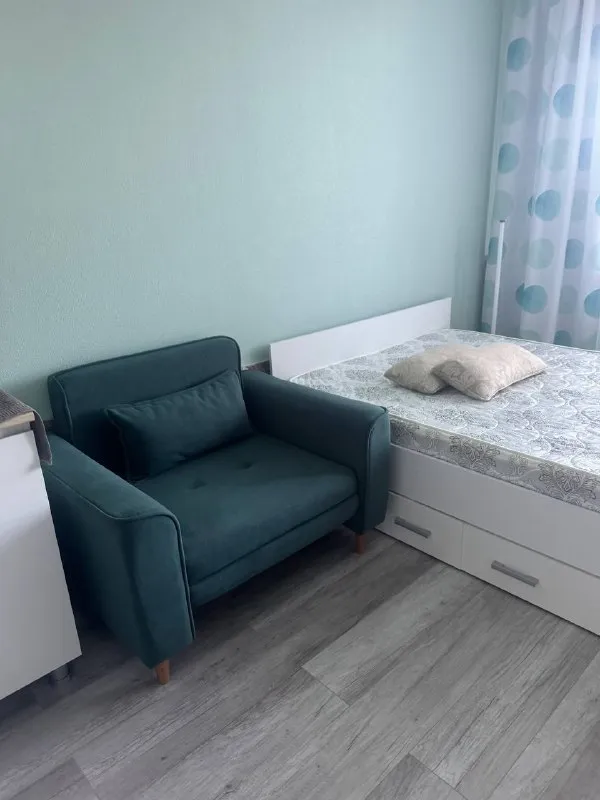 Студия🌸
Зеленогорск

Сдаётся уютная студия напрямую от собственника (без комиссии) в самом зелёном и экологичном месте — зеленогорске! 🌲✨

📍Адрес: зеленогорск, строителей д.3

5 Этаж, вид на лес (как на фото)

Никаких «человейников» и шумных магистралей, малоэтажный жк в частном секторе, свежий воздух, сосны и птицы.

Почему вам здесь понравится:
Природа и отдых: в пешей доступности (или на велосипеде) — финский залив, золотой пляж, зеленогорский парк, спа и километры велодорожек. Вид из окна — на сосновый лес и закаты 🌅.
Идеальная транспортная доступность:

Всего ~30 минут на «ласточке» — и вы в центре питера (до м. Удельная 15-20 мин, до финляндского вокзала 30-40 мин). А до центра выборга — 45 минут на «авроре».

Инфраструктура: рядом «пятёрочка», «верный», пвз и остановка автобусов.

Для ког. .. И нет).
Важно о локации: недалеко проходит железная дорога. Звук проходящего поезда — это не загазованный гул автострады, а мерный, редкий романтичный шелест🥲. Но если у вас сверхчувствительный сон, лучше учесть этот нюанс заранее 🙏

Условия:
Без вечеринок, курение (даже на балконе) запрещено.
При длительной аренде фиксируем цену — на лето не повышаю!

Пишите или звоните — с радостью отвечу на все вопросы и покажу студию! 🌿

🔘Цена: 29.000₽ +ку🫶🏻
Ку ~2.500₽ зимой + интернет смартхоум 600₽
Договор, самозанятость, чеки (если нужны).

⤵️Для связи:
@Sinatat - фотография - 4