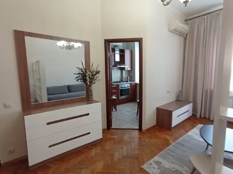 1-К квартира🏙️
М. Водный стадион 2️⃣
Сдаётся 1-к квартира. 6 минут пешком от метро водный стадион.
📍Адрес: ленинградское шоссе, 50, 6 этаж.
Площадь - 34 м²
Высокие потолки - 3 метра.
Квартира после косметического ремонта. Есть вся необходимая мебель, кухонная техника, кондиционер, шкаф-купе в прихожей.
Парковка во дворе под шлагбаумом. Хорошая инфраструктура - магазины, кафе, парки.
💳 Условия:
- Без детей и животных
- Срок аренды от 1 года
- 75.000₽/Месяц + счётчики и интернет.
- Залог 75.000₽
💌Контакт: +7-916-414-97-87 елена - фотография - 5