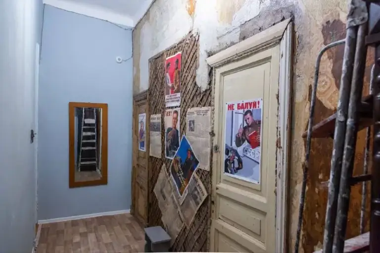 Ищем соседа и соседку в освободившуюся комнату на блохина 1/75.

В квартире 5 комнат, на данный момент живут три человека: стилистка, дизайнер и режиссер.

Комната 16 м кв, окна выходят на кронвергский проспект.

Оплата 28к включая ку. В эту стоимость также входит уборка всех общих зон. Возвратный залог — 5 тыс.

Ближайшие станции метро: спортивная и горьковская

В качестве кандидата рассмотрим молодых парня или девушку, с которыми легко сможем найти общий язык.

Только для одного человека без животных

Писать в телеграм

Контакты: @ros8ie

Уютное гнездышко – поиск жилья, жильцов и соседей без посредников - фотография - 7