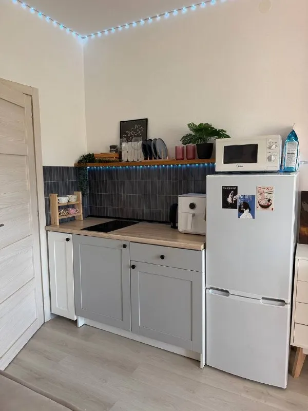 Студия🌸
М. Девяткино

Всем привет! Сдам светлую студию 23м²
До остановки 3 минуты, с нее регулярно ходят маршрутки до м. Девяткино и м. Проспект просвещения.

📍Адрес: ручьевский проспект, д. 9

Этаж 17

Квартира теплая, уютно зонирована. Есть все необходимое: раскладной двуспальный диван (спальное место 140х190), холодильник, микроволновка, аэрогриль, плита, чайник, стиральная машина, рабочий стол, много места для хранения (шкаф, 2 комода, рейл, полки-секции с ящиками). В том числе в квартире остается цифровое пианино и декор.

Напротив дома трк «небо», ddx, поликлиника, пвз, магазины, кофейни.

🔘Стоимость: 25.000₽ + ку по счетчикам, залог 100%

Договор заключается на 6 месяцев с возможностью продления по договоренности. Заезд с 20 сентября.

Ищу ответственного жильца, который будет бережно относиться к квартире и уважать пространство

🐾 Можно с воспитанным питомцем

⤵️Для связи:
@Fspsh - фотография - 2