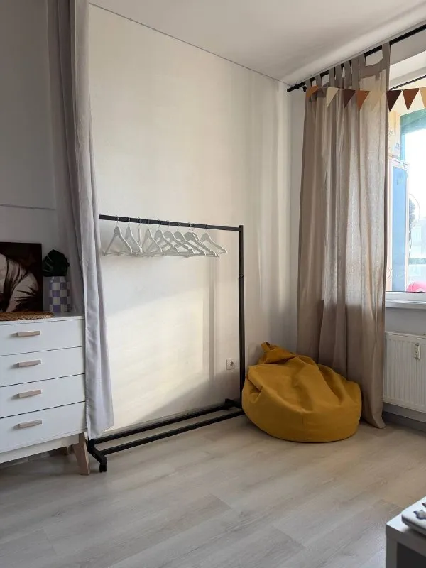 Студия🌸
М. Девяткино

Всем привет! Сдам светлую студию 23м²
До остановки 3 минуты, с нее регулярно ходят маршрутки до м. Девяткино и м. Проспект просвещения.

📍Адрес: ручьевский проспект, д. 9

Этаж 17

Квартира теплая, уютно зонирована. Есть все необходимое: раскладной двуспальный диван (спальное место 140х190), холодильник, микроволновка, аэрогриль, плита, чайник, стиральная машина, рабочий стол, много места для хранения (шкаф, 2 комода, рейл, полки-секции с ящиками). В том числе в квартире остается цифровое пианино и декор.

Напротив дома трк «небо», ddx, поликлиника, пвз, магазины, кофейни.

🔘Стоимость: 25.000₽ + ку по счетчикам, залог 100%

Договор заключается на 6 месяцев с возможностью продления по договоренности. Заезд с 20 сентября.

Ищу ответственного жильца, который будет бережно относиться к квартире и уважать пространство

🐾 Можно с воспитанным питомцем

⤵️Для связи:
@Fspsh - фотография - 3