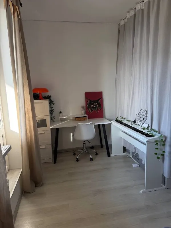 Студия🌸
М. Девяткино

Всем привет! Сдам светлую студию 23м²
До остановки 3 минуты, с нее регулярно ходят маршрутки до м. Девяткино и м. Проспект просвещения.

📍Адрес: ручьевский проспект, д. 9

Этаж 17

Квартира теплая, уютно зонирована. Есть все необходимое: раскладной двуспальный диван (спальное место 140х190), холодильник, микроволновка, аэрогриль, плита, чайник, стиральная машина, рабочий стол, много места для хранения (шкаф, 2 комода, рейл, полки-секции с ящиками). В том числе в квартире остается цифровое пианино и декор.

Напротив дома трк «небо», ddx, поликлиника, пвз, магазины, кофейни.

🔘Стоимость: 25.000₽ + ку по счетчикам, залог 100%

Договор заключается на 6 месяцев с возможностью продления по договоренности. Заезд с 20 сентября.

Ищу ответственного жильца, который будет бережно относиться к квартире и уважать пространство

🐾 Можно с воспитанным питомцем

⤵️Для связи:
@Fspsh - фотография - 4