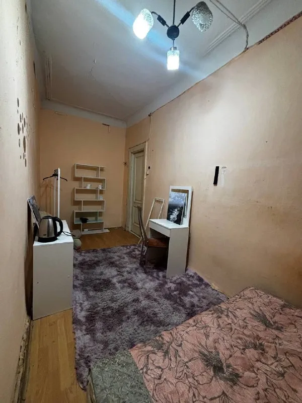 Сдается комната в квартире на набережной реки мойка, дом 40. Две минуты от невского проспекта. Площадь комнаты 12 м. Кв.
Коммунальная квартира из 7 комнат.
Проживают молодые люди музыканты, студенты и женщина – староста.
Два туалета, ванная. Стиральная машина и холодильник имеются, установлен бойлер для горячей воды, кухонные принадлежности.
Оплату первого месяца можно направить на покупку необходимой утвари и создание уютной обстановки в комнате. Стоимость проживания – 12 200, ку – 400 рублей c человека.
Преимущество девушкам и семейным парам для поддержания порядка и спокойствия в квартире.
Пожалуйста, оставляйте телефон для связи.
📌 Оригинал в vk
Уютное гнездышко – поиск жилья, жильцов и соседей без посредников - фотография - 2